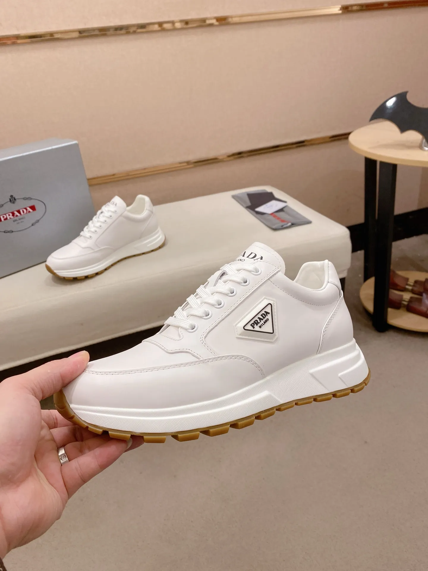 Factory price 560💰 ✔️✔️✔️High-quality new PRADA counters are on the market at the same time. The new men's shoes and 😘fabrics are selected from imported first-layer cowhide and are made with pure handcrafts. Lining: Full cowhide lining. 👍🏿 High-end ☄️ air-cushion molded anti-slip rubber outsole, exquisite lines, simple and elegant, comfortable and high-end for leisure travel. Code number: 38 to 44 (45 can be customized and cannot be returned or exchanged)